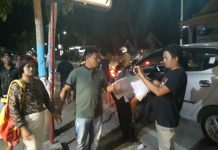 Simi-simi Lempar Mobil Warga