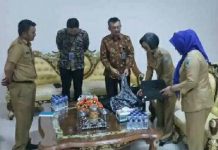 YSM Serahkan Batik Pemberian Investor Kepada KPK
