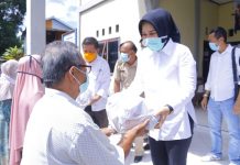 Temui Warga, TB-NK Salurkan Paket Sembako