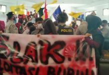 Tolak UU Cipta Kerja, Ratusan Mahasiswa Menggelar Aksi Depan DPRD