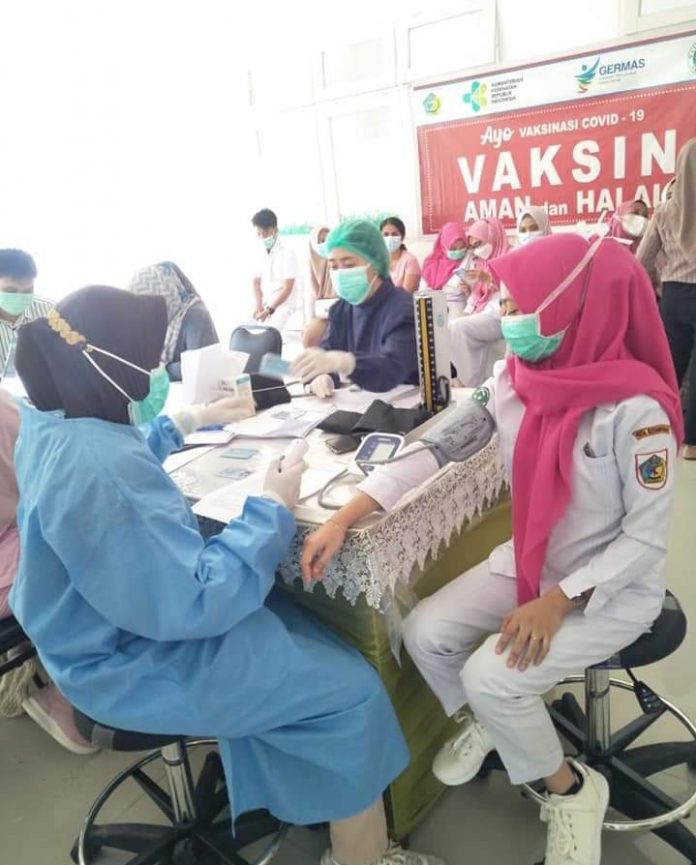 Penyuntikan vaksin di RSUD Kotamobagu