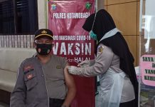 100 Personel Polres Disuntik Corona Vac Kabag Humas Polres Kotamobagu AKP Rusdin Zima saat mengikuti program vaksinasi gelombang kedua