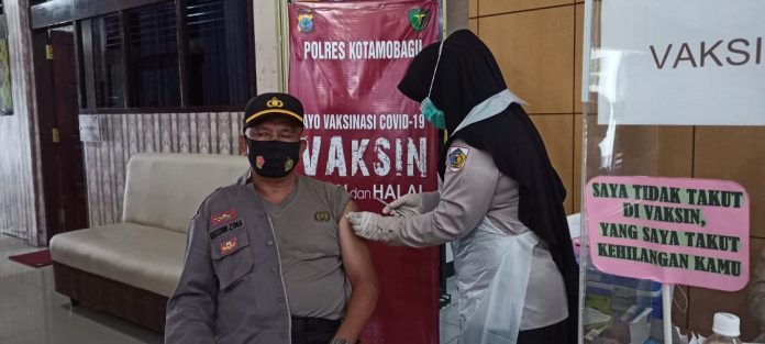 Kabag Humas Polres Kotamobagu AKP Rusdin Zima saat mengikuti program vaksinasi gelombang kedua
