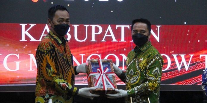 Bupati Boltim Sam Sachrul Mamonto menyerahkan dokumen LKPD TA 2020 kepada BPK RI Perwakilan Provinsi Sulut