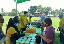 Harga Dibawah HET, Warga Serbu Pasar Murah Warga saat membeli paket bahan pokok di pasar murah.