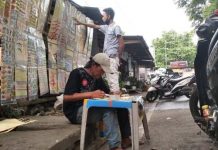 Jualan Sticker, Dadan Bisa Sekolahkan Anaknya Dadan Penjual Sticker