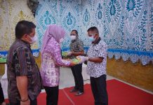 Walikota TB Serahkan Bantuan Beras dan Benih Sayuran Walikota Tatong Bara