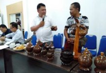Batok Kelapa Diubah Menjadi Produk Bernilai Ekonomis Batok kelapa diubah menjadi produk bernilai ekonomis.