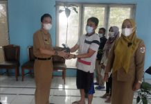 Sejahterakan Petani, Pemkot Serahkan Ribuan Bibit Kepada Poktan Sekda Kotamobagu Ir Sande Dodo MT