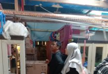 Berpakaian Sederhana, Bupati Bersama Istri Beli Perlengkapan Rudis Bupati Boltim Sam Sachrul Mamonto