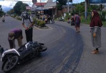 Hindari Kecelakaan Kendaraan, Unit Damkar Bersihkan Tumpahan Solar di Jalan Paloko Kinalang Kendaraan terpeleset di jalur dua