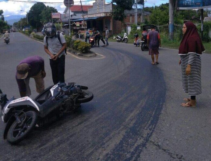 Kendaraan terpeleset di jalur dua