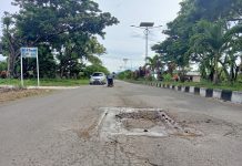 Hindari Kecelakaan, Pemkab Boltim Perbaiki Ruas Jalan Menganga Ruas Jalan Menganga