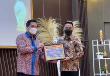 Bupati Terima Penghargaan Dari Anak Buah Presiden Jokowi Bupati Boltim Sam Sachrul Mamonto