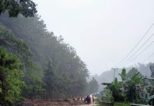 Jalur Mongkonai Tertutup Longsor, Satlantas dan Pemerintah Lakukan Pembersihan Hujan Deras yang mengguyur wilayah Kota Kotamobagu, kurang lebih Pukul 16.00 WITA, Rabu, 26 Januari 2022