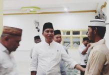 Bupati SSM Berikan Tiket Gratis Umroh kepada Imam Masjid Nur Jannah