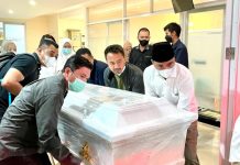 Beri Penghormatan Terakhir, Bupati Ikut Angkat Peti Jenazah Almarhum H2M