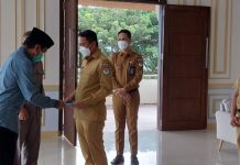 Bupati Sam Sachrul Mamonto Serahkan SK Pensiun Dua ASN