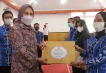 Walikota Tatong Bara Serahkan SPPDT dan DHKP ke Sangadi Lurah