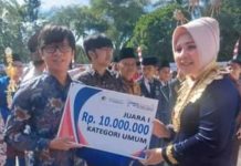 Wali Kota Tatong Bara Serahkan Hadiah Juara IGA 2022