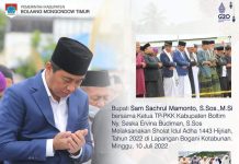 Gandeng Istri, Bupati SSM Shalat Idul Adha di Lapangan Kotabunan
