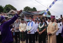 Hadiri Peresmian Gedung Gereja di Desa Dodap, Bupati SSM Disambut Secara Adat
