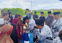 Bupati SSM Bagikan Paket Sembako ke Masyarakat Kurang Mampu Paket Sembako