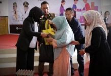 Walikota Tatong Bara Serahkan Bantuan untuk Pengendalian Inflasi