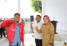 Wali Kota Tatong Bara Serahkan Bonus kepada Atlet dan Pelatih