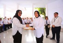 Wali Kota Tatong Bara Serahkan SPPDT dan DHKP PBB-P2 kepada Lurah Sangadi