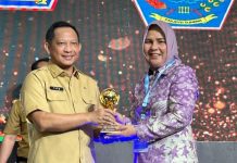 Wali Kota Tatong Bara Terima Penghargaan UHC Award 2023 UHC Kementerian Dalam Negeri Republik Indonesia
