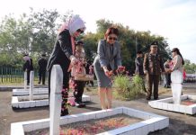 Wali Kota Tabur Bunga Makam Pahlawan TMP Mongkonai