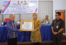 Wali Kota Tatong Bara Terima Penghargaan Tokoh Pendidikan