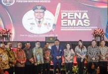 Pj Bupati Limi Mokodompit Hadiri Penyerahan Penghargaan Pena Emas kepada Gubernur OD