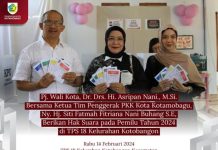 Pj Walikota dan Ketua TP-PKK Salurkan Hak Suara di TPS 18