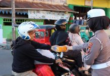 Polres Kotamobagu Berbagi Takjil Jelang Buka Puasa