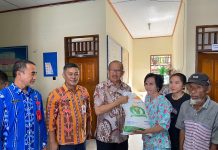 Pj Walikota Serahkan Bantuan CBP di Kotobangon