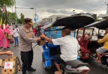 Kapolres-Bhayangkari Bagi-bagi Takjil