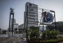 Indonesia Dorong Pembentukan Global Water Fund di World Water Forum ke-10 Logo World Water Forum ke-10 2024 terpampang di Bundaran HI, Jakarta, Minggu (24/3/2024). Indonesia menjadi tuan rumah World Water Forum ke-10 dengan tema Water for Shared Prosperty yang akan digelar pada 18--25 Mei 2024 di Bali. ANTARA FOTO/Aprillio Akbar/Spt.