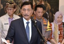 Menko Marves: Segera Wujudkan Tata Kelola Air Terpadu dan Berkelanjutan Menko Bidang Kemaritiman dan Investasi Luhut Binsar Pandjaitan (kedua kiri) menyampaikan keterangan didampingi Menteri Pariwisata dan Ekonomi Kreatif Sandiaga Salahuddin Uno (kiri), Kapolri Jenderal Pol Listyo Sigit Prabowo (kedua kanan) dan Kepala BMKG Dwikorita Trikarnawati (kanan) usai rapat koordinasi panitia nasional penyelenggaraan World Water Forum (WWF) ke-10 di Nusa Dua, Badung, Bali, Sabtu (20/4/2024).