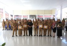 Pj Walikota Asripan Nani Serahkan SPPDT PBB-P2 Tahun 2024