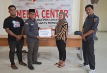 Bawaslu Bolmong Serahkan Santunan Kecelakaan Kerja Ad Hoc