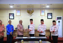Pj Wali Kota Serahkan Bantuan Terdampak Banjir Kabupaten Bolsel