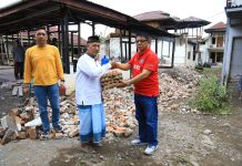 Pj Walikota Abdullah Mokoginta Serahkan Bantuan Korban Kebakaran