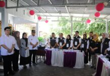 Pj Wali Kota Abdullah Mokoginta bersama Istri dan Anaknya Salurkan Hak Pilih