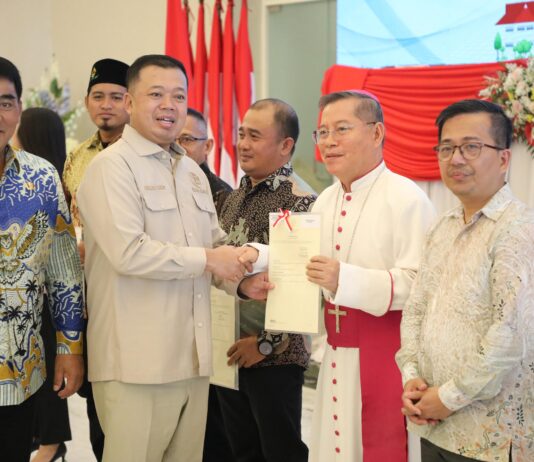 Serahkan Sertipikat di Sulut, Menteri Nusron Tegaskan PR di Bidang Pertanahan Harus Selesai